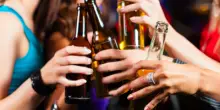 Alcol, esperto: "Allarme binge drinking tra minori, a rischio fegato e cervello"