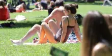 Salute, il dermatologo: "Follia ustioni solari sui social, rischi enormi per la salute"