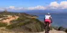 Lungo la costa del Sinis in bici, tra falesie e spiagge di quarzo