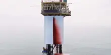 Greenpeace in azione, opera di Anish Kapoor su una piattaforma Shell