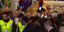 Il feretro di Pippo Baudo esce fra gli applausi dalla chiesa