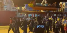 Migranti, lo sbarco dalla Ocean Viking ad Augusta