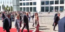 L’arrivo di Giorgia Meloni al Meeting di Rimini tra gli applausi