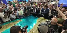 Matteo Salvini al Meeting, bagno di folla tra gli stand