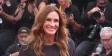 A Venezia Julia Roberts illumina il red carpet dopo la pioggia