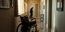 Furti nelle residenze per anziani: l’incredibile storia di un’infermiera disonesta