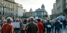 Il veto di Milei: impatti sulle pensioni e la corsa elettorale in Argentina