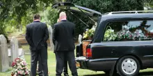 Agenzia funebre sotto accusa, indagine choc: bambini morti messi davanti alla tv