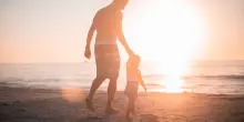 Genitori FAFO: cosa significa davvero e come influisce sui figli questo stile educativo