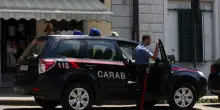 Autista Uber accusa due tassisti: “Mi hanno inseguito e picchiato con calci e pugni”