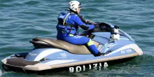 Tragedia nel lago d’Iseo: donna travolta da una barca durante un bagno con il marito