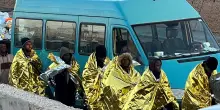Canale di Sicilia, migranti si lanciano in mare per salire su un peschereccio: dispersi tra le onde