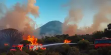 Incendi sul Vesuvio: l’urgente intervento della Protezione Civile