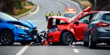 Tragico scontro tra auto a Parma: un morto e due feriti