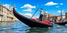 Venezia: i pericoli dei selfie in gondola