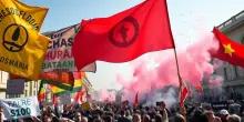 20mila partecipanti al corteo di Leoncavallo: tensione con uova e petardi
