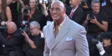 A Venezia The Rock ed Emily Blunt, red carpet “The Smashing Machine”