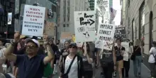 Centinaia a NY manifestano contro Trump nel giorno Festa lavoratori