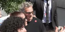 Joaquin Phoenix e Oscar Isaac a Venezia fra selfie e autografi