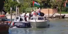 Venezia 82, carabinieri fermano la lancia con Anna Foglietta e Laika