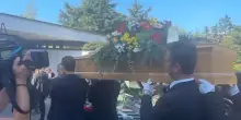 A Segrate i funerali di Emilio Fede, l’arrivo del feretro