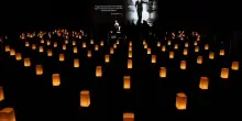 Lanterne, fiori bianchi e lacrime: a Milano l’ultimo saluto ad Armani