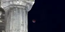 Luna rossa sopra l’Acropoli di Atene per l’eclissi totale