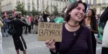 Francia, centinaia in strada festeggiano dopo la sfiducia a Bayrou