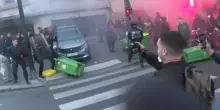 Gli scontri fra polizia e studenti davanti a un liceo a Parigi