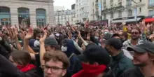 “Siamo tutti antifascisti”: i francesi protestano in italiano a Parigi