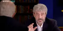 Maurizio Crozza si trasforma in Roberto Fico a colloquio con De Luca