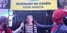 Bolsonaro vestito da galeotto, il cartonato spopola a Rio de Janeiro