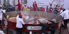 Nigeria, la pentola di riso jollof più grande del mondo