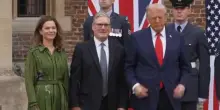 L’arrivo di Trump a Chequers in elicottero, accolto da Keir Starmer