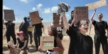 Israeliani protestano alla frontiera con Gaza: basta guerra