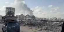 I palestinesi in fuga da Gaza sotto le bombe israeliane