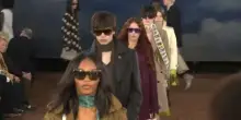 Londra, da Elton John a Naomi: sfilata Burberry con star