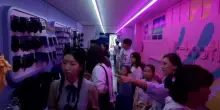 Folla nel parco a tema in Corea per l’attrazione “Kpop Demon Hunters”