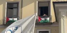 Spuntano bandiere Free Palestine vicino a comizio del centrodestra