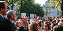 Francia: governo Bayrou crolla, Macron annuncia un successore imminente