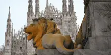Milano, il cantiere del Pirellino occupato dal corteo del Leoncavallo: migliaia in piazza