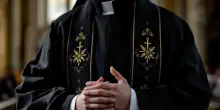 Fedeli in diretta su YouTube, parroco sospeso: il caso a Sermoneta