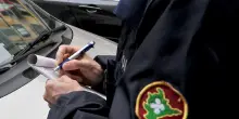 Padre multato a piedi sulle strisce davanti scuola della figlia: il caso a Orbetello
