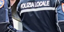 Investe una bambina a Pavia durante la festa e poi aggredisce un agente