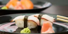 Perugia, cena di sushi interrotta da un ospite indesiderato: un verme nel piatto diventa virale