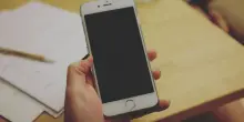 Scuola, stop allo smartphone in classe: lo studente rischia la sospensione