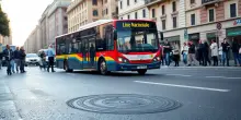 Incidente mortale a Roma: donna investita da un autobus