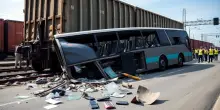 Incidente mortale in Messico: dieci vittime in scontro tra treno e autobus