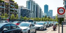 Ritardi negli incentivi per le auto elettriche: l’aggiornamento del governo