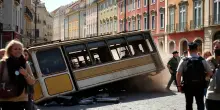 Tragedia a Lisbona: schianto della funicolare Gloria provoca decine di morti